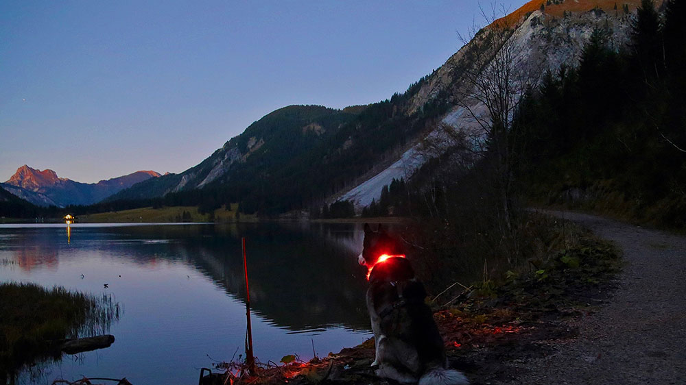 Večerní nálada u horského jezera s světelný límec Leuchtie
